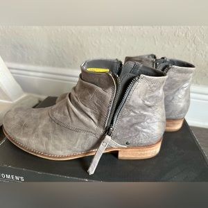 Women’s ladies Cat Caterpillar leather ankle boots size 9 Irenea periwinkle